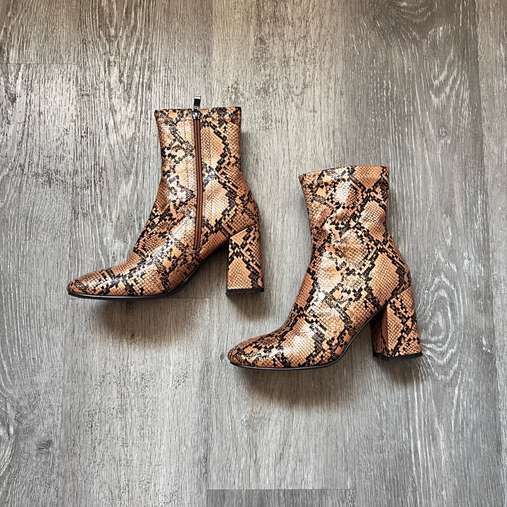Sold***

Public Desire Brown Snakeskin Ankle Boots